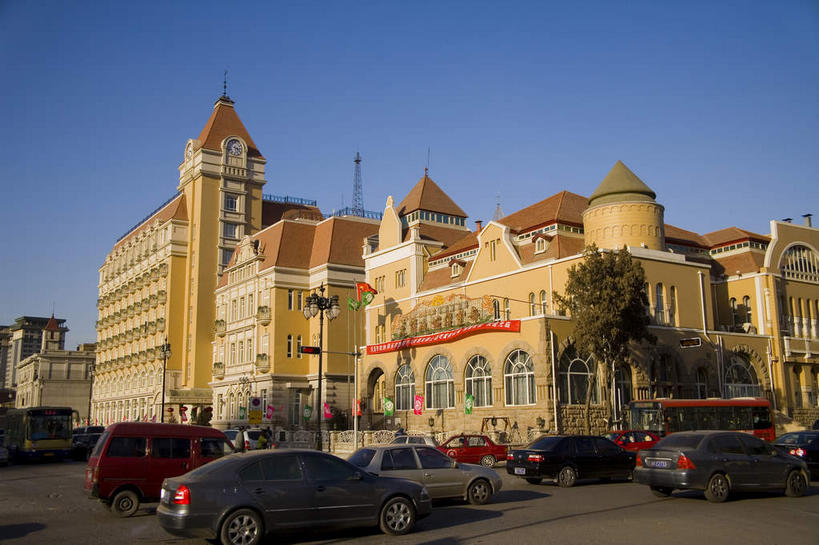 无人,家,横图,室外,白天,正面,度假,美景,植物,别墅,城市风光,城市,道路,路,公路,汽车,天津,中国,亚洲,一排,许多,阴影,整齐,并列,并排,光线,瓦片,影子,房屋,墙,屋顶,屋檐,屋子,景观,公寓,交通,很多,顶棚,娱乐,洋房,楼房,檐,墙壁,墙面,住宅,车,树,树木,排列,蓝色,绿色,蓝天,天空,阳光,自然,交通工具,轿车,天,享受,休闲,景色,放松,生长,晴朗,成长,队列,载具,平行,东亚,万里无云,中华人民共和国,华北地区,天津市,和平区,晴空,晴空万里,马路,彩图,房子,津,天津五大道小洋楼,五大道