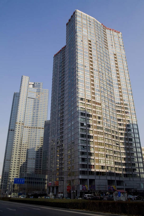 无人,高楼大厦,竖图,室外,白天,仰视,旅游,度假,窗户,标志建筑,大厦,道路,地标,建筑,路,摩天大楼,公路,北京,中国,亚洲,一排,许多,阴影,整齐,并列,并排,光线,影子,分界线,停车线,交通,首都,很多,娱乐,建设,玻璃窗,排列,蓝色,蓝天,天空,阳光,天,享受,休闲,旅游胜地,放松,晴朗,车行道,车行道分界线,队列,标线,平行,东亚,车行线,万里无云,中华人民共和国,北京市,京,北平,华北地区,朝阳区,晴空,晴空万里,马路,彩图,低角度拍摄,大楼,高层建筑,高楼,摩天楼,北京CBD,北京商务中心区,中国北京大北窑,北京建外SOHO,建外SOHO