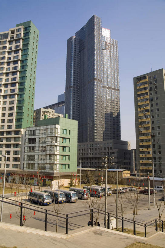 无人,家,高楼大厦,停车场,栏杆,竖图,室外,白天,仰视,旅游,度假,窗户,落地窗,标志建筑,大厦,道路,地标,建筑,路,摩天大楼,公路,汽车,北京,中国,亚洲,一排,许多,阴影,整齐,并列,并排,光线,影子,房屋,屋子,围栏,交通,首都,很多,娱乐,建设,护栏,楼房,玻璃窗,住宅,车,排列,蓝色,倒影,蓝天,天空,阳光,交通工具,轿车,天,享受,休闲,旅游胜地,放松,晴朗,倒映,队列,载具,平行,玻璃幕墙,东亚,万里无云,中华人民共和国,北京市,京,北平,华北地区,反照,晴空,晴空万里,马路,彩图,低角度拍摄,房子,泊车场,大楼,高层建筑,高楼,摩天楼,北京CBD,北京商务中心区,中国北京大北窑,北京财富中心