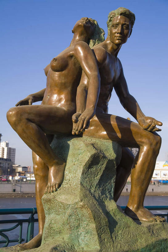 东方人,无人,两个人,坐,竖图,室外,白天,侧面,爱情,度假,安全,河流,美景,水,城市风光,城市,雕塑,天津,中国,亚洲,阴影,艺术,装饰,光线,雕刻,雕像,影子,河水,景观,水流,浪漫,扭头,依靠,黄种人,娱乐,裸露,一个,蓝色,蓝天,天空,阳光,工艺品,天,倚靠,转头,背靠背,享受,休闲,温暖,温馨,景色,恩爱,放松,背对背,恋人,晴朗,单个,赤裸,纪念,美术,和睦,主题,裸,陈列,东亚,万里无云,中华人民共和国,华北地区,功能,美学,天津市,信任,男人,男性,年轻男性,年轻女性,女人,女性,亚洲人,情侣,晴空,晴空万里,抬头,仰头,坐着,彩图,全身,伴侣,融洽,津,海河,天津海河