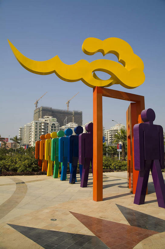 无人,高楼大厦,竖图,彩色,室外,白天,正面,旅游,度假,植物,门,标志建筑,大厦,地标,建筑,摩天大楼,雕塑,中国,亚洲,一排,许多,阴影,艺术,整齐,装饰,光线,雕刻,雕像,影子,很多,娱乐,建设,厦门,树,树木,排列,蓝色,绿色,蓝天,天空,阳光,自然,工艺品,门框,天,享受,休闲,旅游胜地,放松,生长,晴朗,成长,纪念,五颜六色,美术,色彩斑斓,队列,主题,五彩缤纷,陈列,福建,东亚,福建省,厦门市,万里无云,中华人民共和国,华东地区,功能,美学,闽,五彩斑斓,五光十色,晴空,晴空万里,彩图,大楼,高层建筑,高楼,摩天楼,鹭岛,厦门岛,厦门国际会议展览中心,厦门国际会展中心,厦门会展中心