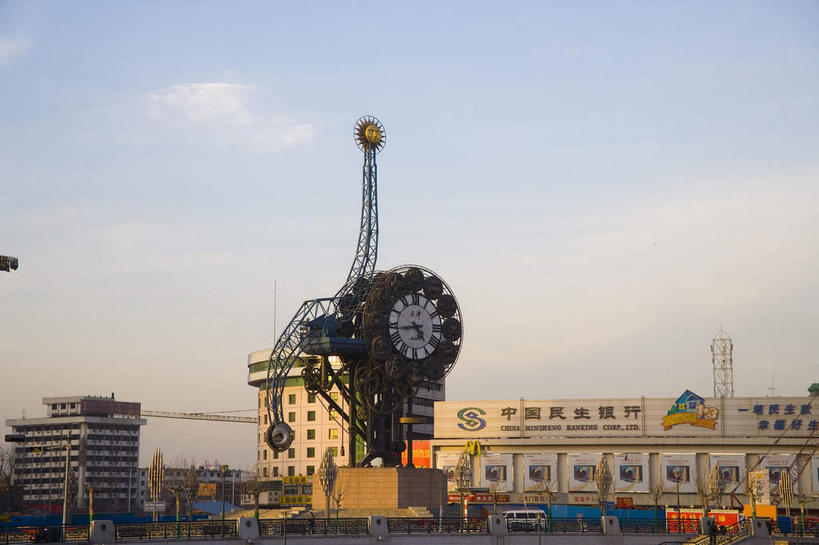 无人,家,横图,室外,白天,仰视,旅游,度假,标志建筑,道路,地标,建筑,路,雕塑,天津,中国,亚洲,阴影,艺术,装饰,时间,光线,雕刻,雕像,时钟,影子,房屋,屋子,云,云朵,小路,交通,计时,云彩,娱乐,建设,楼房,架子,住宅,一个,蓝色,白云,蓝天,天空,阳光,工艺品,钟表,天,享受,休闲,表,旅游胜地,放松,晴朗,单个,纪念,支撑,美术,固定,主题,陈列,东亚,中华人民共和国,华北地区,功能,美学,天津市,河北区,钟,晴空,彩图,低角度拍摄,房子,津,世纪钟