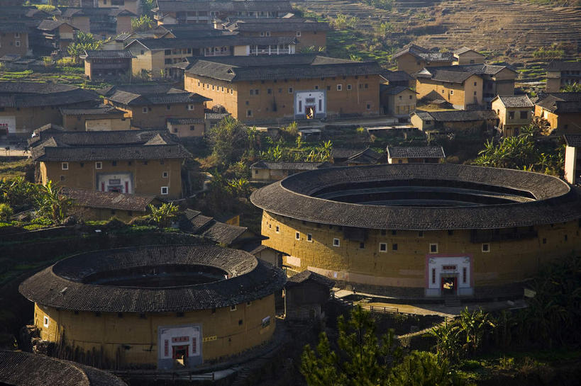 无人,家,横图,俯视,室外,白天,旅游,度假,名胜古迹,标志建筑,地标,建筑,中国,亚洲,阴影,遗迹,环绕,围绕,光线,瓦片,影子,房屋,墙,屋顶,屋檐,屋子,顶棚,环抱,古迹,文物,娱乐,建设,古建筑,楼房,檐,墙壁,墙面,住宅,阳光,享受,休闲,旅游胜地,放松,福建,古文明,东亚,土楼,福建省,永定县,中华人民共和国,华东地区,闽,龙岩,龙岩市,萦绕,彩图,高角度拍摄,房子,福建土楼,客家土楼,客家土围楼,圆形围屋,永定土楼