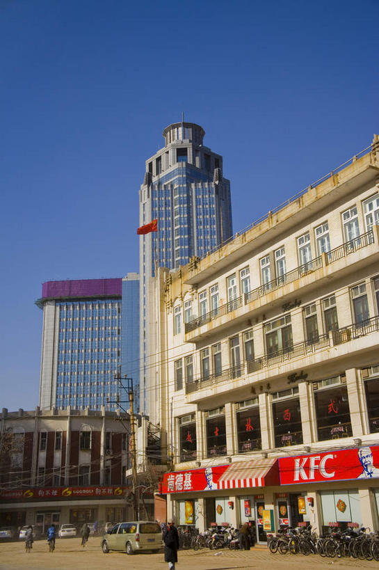 无人,家,高楼大厦,竖图,室外,白天,仰视,旅游,度假,植物,窗户,落地窗,标志建筑,大厦,道路,地标,建筑,路,摩天大楼,公路,天津,中国,亚洲,一排,许多,阴影,整齐,并列,并排,光线,影子,房屋,屋子,交通,很多,娱乐,建设,楼房,玻璃窗,住宅,树,树木,排列,蓝色,绿色,蓝天,天空,阳光,自然,天,享受,休闲,旅游胜地,放松,生长,晴朗,成长,队列,平行,玻璃幕墙,东亚,万里无云,中华人民共和国,华北地区,天津市,和平区,晴空,晴空万里,马路,彩图,低角度拍摄,房子,大楼,高层建筑,高楼,摩天楼,津,凯旋门大厦