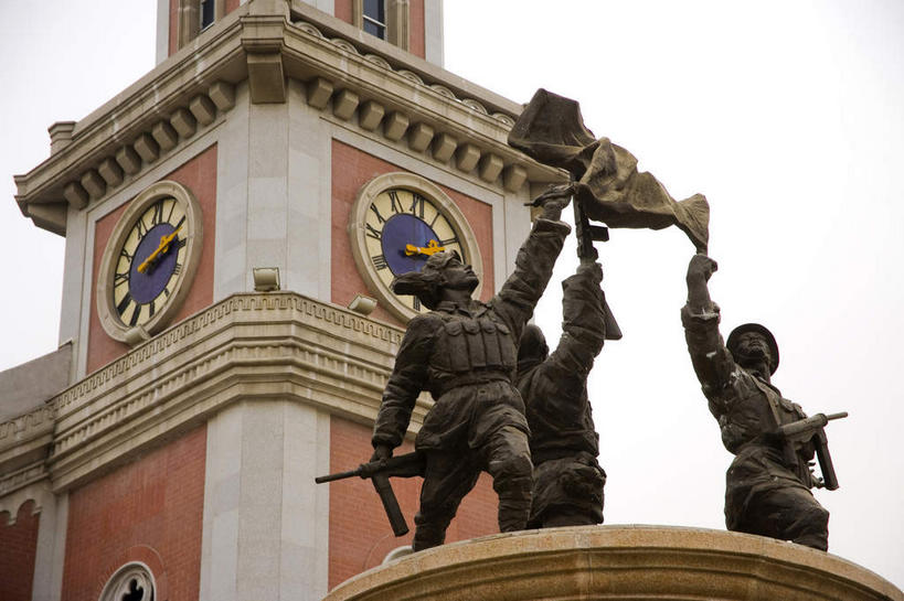 东方人,无人,三个人,站,举,横图,室外,白天,仰视,制服,度假,竞争,美景,城市风光,城市,旗帜,帽子,雕塑,天津,中国,亚洲,对抗,握,阴影,艺术,装饰,冲突,时间,光线,雕刻,雕像,枪支,时钟,影子,墙,景观,褐色,拿,计时,拿着,注视,黄种人,破坏,娱乐,旗子,墙壁,墙面,衣服,白色,天空,阳光,工艺品,钟表,天,观察,看,托,站着,享受,休闲,表,武器,景色,放松,战争,握着,手枪,观看,纪念,军人,美术,损坏,察看,军装,步枪,攻击,威胁,对立,关注,矛盾,兵器,主题,军服,防御,枪械,陈列,东亚,中华人民共和国,华北地区,弹夹,功能,美学,敌对,挫败,斗争,抗拒,抗衡,杀伤,威慑,塔钟,天津市,旗号,子弹夹,危险,男人,男性,年轻男性,亚洲人,钟,举起,举手,举着,抬头,向上举,向上伸,向上托,仰头,站立,半身,彩图,低角度拍摄,铜雕,津