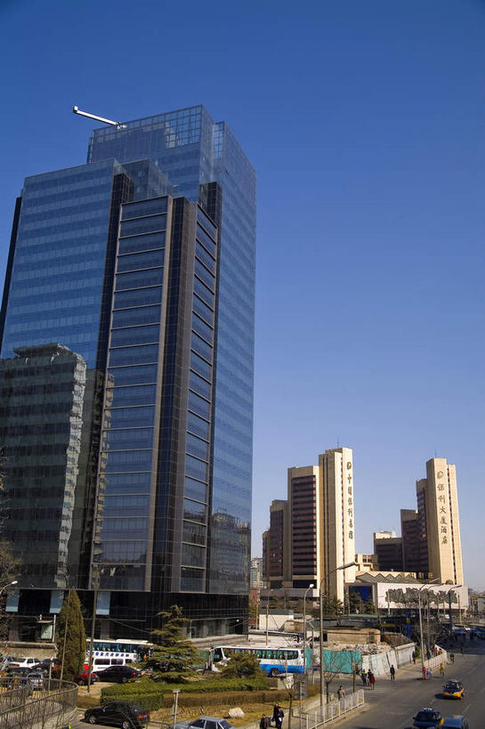 东方人,宾馆,高楼大厦,栏杆,走,竖图,室外,白天,仰视,度假,美景,植物,窗户,落地窗,城市风光,城市,大厦,道路,建筑,酒店,路,路灯,摩天大楼,公路,照明,北京,中国,亚洲,一排,许多,行人,阴影,服装,整齐,并列,并排,光线,影子,景观,围栏,灯光,交通,首都,很多,许多人,注视,休闲装,黄种人,娱乐,建设,护栏,路人,玻璃窗,灯,树,树木,排列,衣服,蓝色,绿色,倒影,蓝天,天空,阳光,自然,天,观察,看,一群人,享受,休闲,休闲服,景色,放松,服饰,生长,晴朗,成长,观看,酒家,旅社,照亮,察看,倒映,照明设备,队列,关注,平行,玻璃幕墙,东亚,万里无云,中华人民共和国,东城区,北京市,京,北平,华北地区,朝阳区,反照,过客,男人,男性,年轻男性,年轻女性,女人,女性,亚洲人,晴空,晴空万里,马路,步行,散步,走路,半身,彩图,低角度拍摄,大楼,高层建筑,高楼,客店,客栈,旅店,旅馆,摩天楼,东直门南大街,北京CBD,北京商务中心区,中国北京大北窑,商旅,北京保利大厦酒店