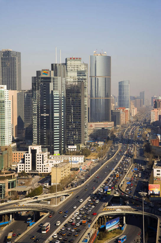 无人,高楼大厦,竖图,俯视,航拍,室外,白天,度假,美景,树林,植物,窗户,落地窗,城市风光,城市,大桥,大厦,道路,建筑,立交桥,路,摩天大楼,桥梁,公路,公共汽车,北京,中国,亚洲,一排,许多,阴影,整齐,并列,并排,光线,标志,文字,影子,字符,景观,高架,桥,巴士,公交车,交通,首都,很多,娱乐,标识,建设,玻璃窗,车,树,树木,排列,蓝色,绿色,蓝天,天空,阳光,自然,交通工具,轿车,天,享受,休闲,汉字,景色,放松,生长,晴朗,成长,鸟瞰,队列,中文,载具,平行,高架桥,玻璃幕墙,京广中心,东亚,高架道路,跨线桥,万里无云,中华人民共和国,北京市,京,北平,华北地区,朝阳区,国文,华文,晴空,晴空万里,立体交叉桥,马路,彩图,高角度拍摄,大楼,高层建筑,高楼,摩天楼,北京CBD,北京商务中心区,中国北京大北窑,枢纽立交,系统立交桥,北京财富中心