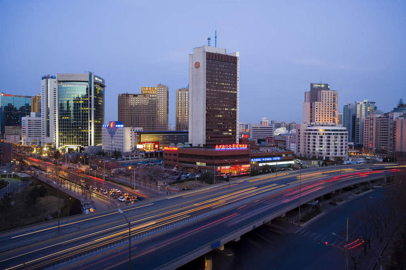 无人,高楼大厦,栏杆,横图,彩色,室外,夜晚,正面,长时间曝光,度假,美景,树林,植物,窗户,落地窗,城市风光,城市,大桥,大厦,道路,建筑,立交桥,路,路灯,摩天大楼,霓虹灯,桥梁,夜景,公路,北京,中国,亚洲,一排,许多,阴影,整齐,并列,并排,光线,标志,文字,影子,字符,景观,高架,围栏,桥,灯光,七彩,交通,首都,很多,娱乐,光源,标识,建设,护栏,霓虹,玻璃窗,灯,树,树木,排列,蓝色,绿色,蓝天,天空,自然,天,享受,休闲,汉字,景色,放松,生长,成长,照明设备,队列,中文,平行,曝光,高架桥,玻璃幕墙,东亚,高架道路,跨线桥,中华人民共和国,北京市,京,北平,华北地区,朝阳区,氖灯,国文,华文,立体交叉桥,马路,彩图,大楼,高层建筑,高楼,摩天楼,枢纽立交,系统立交桥,US联邦公寓