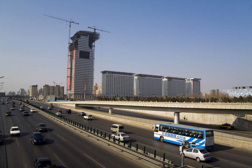 无人,高楼大厦,横图,室外,白天,仰视,度假,技术,美景,植物,城市风光,城市,大厦,道路,建筑,路,摩天大楼,指示牌,公路,公共汽车,北京,中国,亚洲,许多,阴影,光线,标志,影子,支架,景观,横幅,分界线,巴士,停车线,公交车,交通,首都,很多,娱乐,设备,标识,建设,架子,脚手架,车,树,树木,施工,蓝色,绿色,蓝天,天空,阳光,自然,建筑工地,交通工具,轿车,天,享受,休闲,机械,起重机,景色,放松,生长,晴朗,成长,吊机,车行道,车行道分界线,支撑,固定,工程,载具,标线,塔吊,东亚,车行线,万里无云,中华人民共和国,北京市,京,北平,华北地区,朝阳区,地盘,建筑地盘,施工地盘,晴空,晴空万里,马路,彩图,低角度拍摄,大楼,高层建筑,高楼,工地,摩天楼,稳固,盘古七星酒店,盘古大观,标准节,塔式起重机