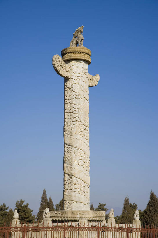 无人,栏杆,竖图,室外,白天,仰视,旅游,度假,绘画,名胜古迹,植物,标志建筑,地标,建筑,雕塑,中国,亚洲,一根,阴影,遗迹,艺术,装饰,光线,雕刻,雕像,浮雕,影子,柱子,围栏,古迹,文化,文物,娱乐,建设,古建筑,华表,护栏,石柱,树,树木,蓝色,绿色,蓝天,天空,阳光,自然,工艺品,天,享受,休闲,墓地,旅游胜地,放松,生长,晴朗,成长,纪念,华丽,修饰,美术,点缀,坟墓,陵墓,主题,陈列,坟场,古文明,东亚,万里无云,中华人民共和国,华北地区,功能,美学,衬托,美观,雅致,雅观,河北,河北省,冀,唐山,唐山市,晴空,晴空万里,画画,彩图,低角度拍摄,浅浮雕,桓表,东陵,清东陵,遵化,遵化市