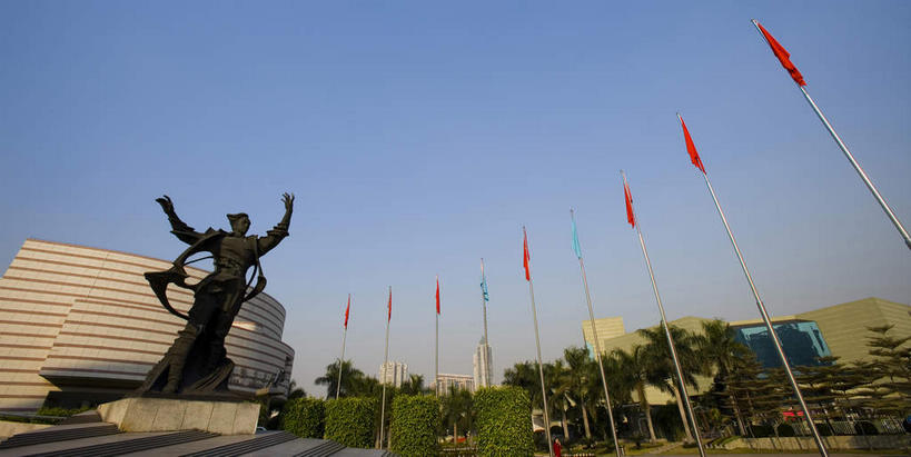 东方人,一个人,无人,音乐厅,站,举,伸展双臂,横图,室外,白天,仰视,旅游,度假,树林,植物,窗户,标志建筑,地标,建筑,旗帜,雕塑,广州,中国,亚洲,仅一个男性,仅一个人,一排,许多,吊挂,悬挂,阴影,服装,艺术,整齐,装饰,光线,雕刻,雕像,旗杆,影子,墙,很多,挂,黄种人,娱乐,旗子,建设,玻璃窗,墙壁,墙面,树,树木,排列,仅一个年轻男性,衣服,红色,蓝色,绿色,蓝天,天空,阳光,自然,工艺品,天,托,站着,享受,休闲,旅游胜地,放松,服饰,生长,晴朗,成长,纪念,美术,衣着,穿着,队列,主题,陈列,东亚,广东,广东省,星海音乐厅,万里无云,中华人民共和国,华南地区,省会,功能,美学,广州市,粤,旗号,衣饰,二沙岛,二沙头,男人,男性,年轻男性,亚洲人,晴空,晴空万里,敞开双臂,举起,举手,举着,伸开双臂,向上举,向上伸,向上托,展开双肩,站立,张开手臂,张开双臂,彩图,低角度拍摄,全身,演奏厅