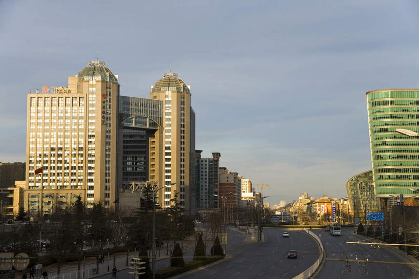 无人,宾馆,家,高楼大厦,栏杆,横图,室外,白天,正面,旅游,度假,植物,窗户,落地窗,标志建筑,大厦,道路,地标,建筑,酒店,路,摩天大楼,公路,北京,中国,亚洲,一排,许多,阴影,曲折,弯曲,整齐,并列,并排,光线,影子,房屋,屋子,云,云朵,围栏,分界线,停车线,交通,首都,很多,云彩,娱乐,建设,护栏,楼房,玻璃窗,住宅,树,树木,排列,蓝色,绿色,白云,蓝天,天空,阳光,自然,天,享受,休闲,旅游胜地,放松,蜿蜒,生长,晴朗,成长,酒家,车行道,车行道分界线,旅社,队列,标线,平行,玻璃幕墙,东亚,车行线,中华人民共和国,北京市,京,北平,华北地区,朝阳区,晴空,马路,彩图,房子,大楼,高层建筑,高楼,客店,客栈,旅店,旅馆,摩天楼,北京CBD,北京商务中心区,中国北京大北窑,商旅,北京港澳中心瑞士酒店