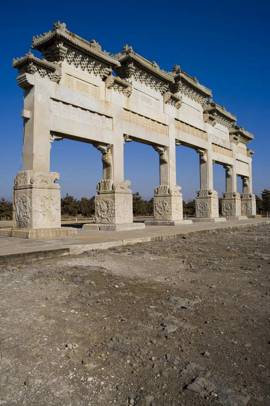 无人,宫殿,竖图,室外,白天,正面,旅游,度假,植物,标志建筑,道路,地标,建筑,路,中国,亚洲,一排,许多,阴影,整齐,光线,瓦片,影子,柱子,屋檐,牌坊,牌楼,小路,交通,很多,文化,娱乐,建设,檐,树,树木,排列,蓝色,绿色,蓝天,天空,阳光,自然,天,享受,休闲,墓地,旅游胜地,放松,生长,晴朗,成长,纪念,祭祀,坟墓,陵墓,宫廷,队列,表彰,荣誉,坟场,东亚,万里无云,中华人民共和国,华北地区,荣耀,河北,河北省,冀,唐山,唐山市,王宫,晴空,晴空万里,彩图,皇宫,传统文化,东陵,清东陵,遵化,遵化市