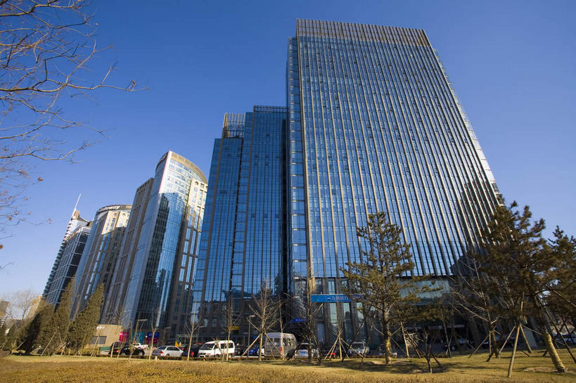 无人,高楼大厦,栏杆,横图,室外,白天,仰视,旅游,度假,窗户,落地窗,标志建筑,大桥,大厦,道路,地标,建筑,路,摩天大楼,桥梁,公路,汽车,北京,中国,亚洲,一排,许多,阴影,整齐,并列,并排,光线,影子,高架,围栏,桥,分界线,停车线,交通,首都,很多,娱乐,建设,护栏,玻璃窗,车,排列,蓝色,倒影,蓝天,天空,阳光,交通工具,轿车,天,享受,休闲,旅游胜地,放松,晴朗,车行道,车行道分界线,倒映,队列,载具,标线,平行,高架桥,玻璃幕墙,东亚,车行线,高架道路,跨线桥,万里无云,中华人民共和国,北京市,京,北平,华北地区,反照,晴空,晴空万里,马路,彩图,低角度拍摄,大楼,高层建筑,高楼,摩天楼,北京CBD,北京商务中心区,中国北京大北窑,北京财富中心