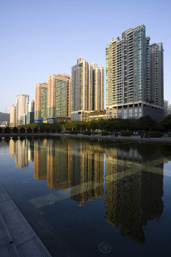 无人,高楼大厦,广场,竖图,室外,白天,仰视,旅游,度假,植物,窗户,落地窗,标志建筑,大厦,地标,建筑,摩天大楼,深圳,中国,亚洲,一排,许多,阴影,整齐,并列,并排,光线,影子,池塘,水池,很多,娱乐,建设,玻璃窗,树,树木,排列,蓝色,绿色,倒影,蓝天,天空,阳光,自然,天,享受,休闲,旅游胜地,放松,生长,晴朗,成长,倒映,队列,平行,玻璃幕墙,中信城市广场,东亚,广东,鹏城,广东省,中信广场,万里无云,中华人民共和国,华南地区,粤,深圳市,反照,晴空,晴空万里,彩图,低角度拍摄,大楼,高层建筑,高楼,摩天楼