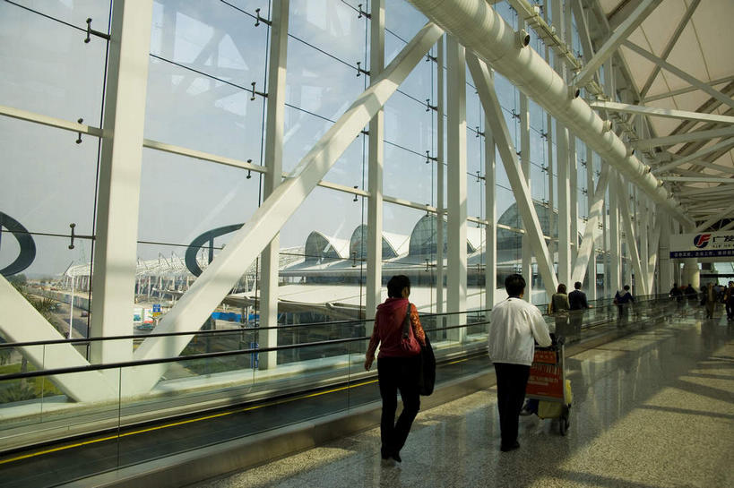 东方人,两个人,机场,走,横图,室内,白天,旅游,度假,窗户,落地窗,标志建筑,地标,飞机场,建筑,广州,中国,亚洲,一排,许多,行人,服装,整齐,并列,并排,很多,休闲装,黄种人,娱乐,建设,路人,玻璃窗,架子,车,排列,背面,衣服,白云,倒影,手推车,交通工具,享受,休闲,休闲服,旅游胜地,放松,服饰,行李车,支撑,固定,倒映,队列,载具,平行,玻璃幕墙,东亚,广东,广东省,中华人民共和国,华南地区,省会,广州市,粤,反照,过客,男人,男性,年轻男性,年轻女性,女人,女性,亚洲人,航空站,空港,步行,散步,走路,彩图,全身,机场行李车,白云区,广州白云国际机场,广州机场