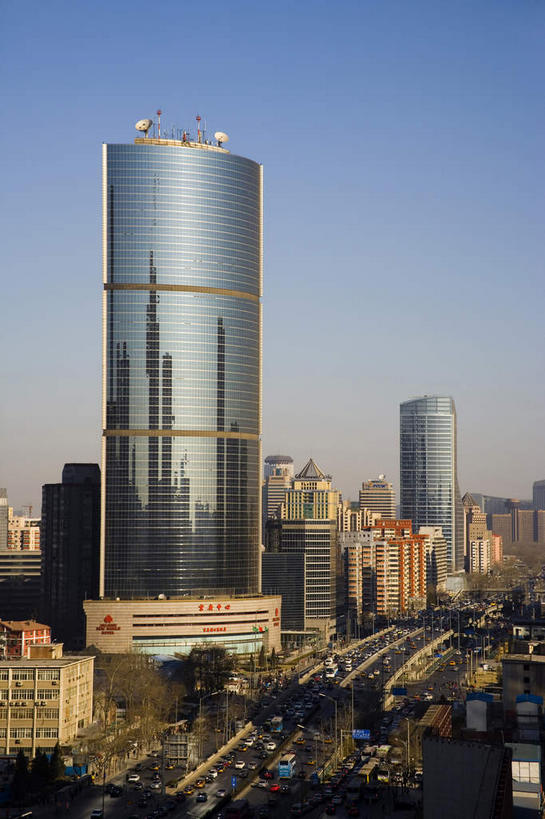 无人,家,高楼大厦,栏杆,竖图,室外,白天,正面,旅游,度假,窗户,落地窗,标志建筑,大厦,道路,地标,建筑,路,摩天大楼,公路,汽车,北京,中国,亚洲,一排,许多,阴影,整齐,并列,并排,光线,影子,房屋,屋子,围栏,分界线,停车线,交通,首都,很多,娱乐,建设,护栏,楼房,玻璃窗,住宅,车,排列,蓝色,倒影,蓝天,天空,阳光,交通工具,轿车,天,享受,休闲,旅游胜地,放松,晴朗,车行道,车行道分界线,倒映,队列,载具,标线,平行,玻璃幕墙,京广中心,东亚,车行线,万里无云,中华人民共和国,北京市,京,北平,华北地区,反照,晴空,晴空万里,马路,彩图,房子,大楼,高层建筑,高楼,摩天楼,北京CBD,北京商务中心区,中国北京大北窑