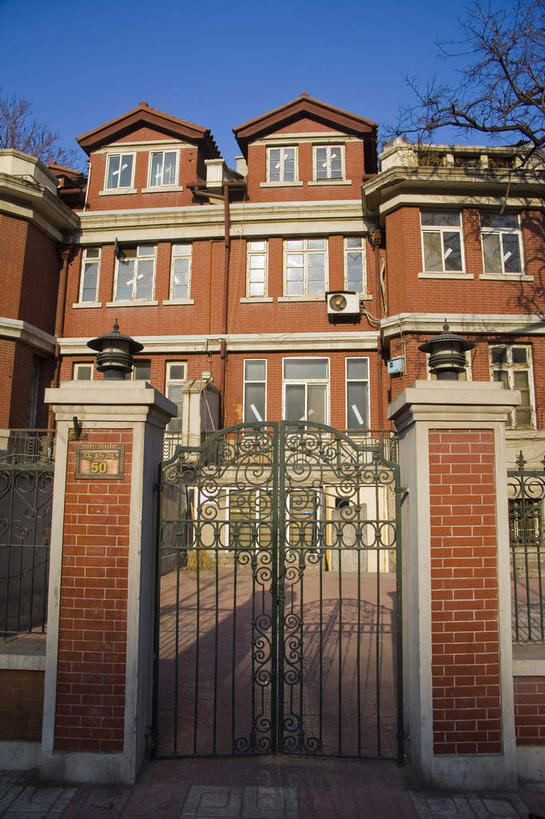 无人,家,栏杆,竖图,室外,白天,仰视,旅游,度假,别墅,窗户,标志建筑,地标,建筑,天津,中国,亚洲,一排,许多,阴影,整齐,并列,并排,光线,瓦片,影子,房屋,墙,屋顶,屋檐,屋子,公寓,围栏,褐色,很多,顶棚,娱乐,建设,洋房,护栏,楼房,檐,玻璃窗,墙壁,墙面,住宅,排列,蓝色,蓝天,天空,阳光,天,享受,休闲,旅游胜地,放松,晴朗,队列,平行,东亚,万里无云,中华人民共和国,华北地区,天津市,和平区,晴空,晴空万里,彩图,低角度拍摄,房子,津,天津五大道小洋楼,五大道