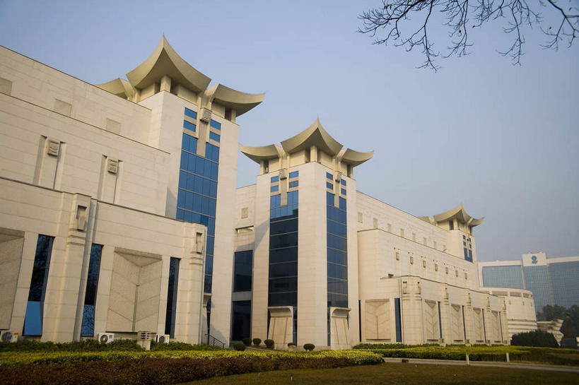 无人,博物馆,横图,室外,白天,正面,旅游,度假,门,标志建筑,道路,地标,建筑,路,中国,亚洲,阴影,研究,光线,影子,墙,小路,交通,教育,娱乐,建设,墙壁,墙面,蓝色,白色,蓝天,天空,阳光,门框,天,享受,休闲,旅游胜地,放松,晴朗,展览,欣赏,陈列,福建,东亚,福建省,万里无云,中华人民共和国,华东地区,省会,闽,福州,福州市,典藏,晴空,晴空万里,彩图,鼓楼区,福建博物院,福建省博物馆,福建省立科学馆