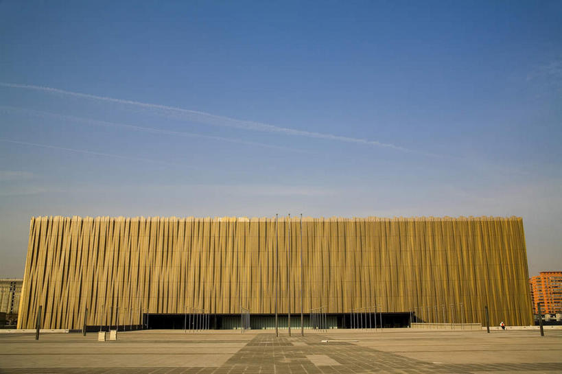 无人,体育馆,运动场,横图,室外,白天,正面,旅游,度假,标志建筑,道路,地标,建筑,路,北京,中国,亚洲,阴影,光线,纹路,纹理,影子,墙,烟雾,云,云朵,小路,交通,首都,云彩,娱乐,建设,体育场,墙壁,墙面,黄色,蓝色,白云,蓝天,天空,阳光,天,享受,休闲,旅游胜地,放松,晴朗,污染,废气,东亚,飞机尾迹,尾迹云,机尾云,飞机拉烟,云带,尾迹,肌理,中华人民共和国,北京市,京,北平,华北地区,运动馆,机尾迹,飞机尾气,晴空,彩图,北京奥林匹克篮球馆,万事达中心,五棵松体育馆,西四环