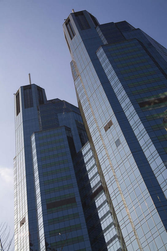 无人,高楼大厦,竖图,室外,白天,仰视,旅游,度假,窗户,落地窗,标志建筑,大厦,地标,建筑,摩天大楼,北京,中国,亚洲,一排,许多,阴影,整齐,并列,并排,光线,影子,首都,很多,娱乐,建设,玻璃窗,排列,蓝色,蓝天,天空,阳光,天,享受,休闲,旅游胜地,放松,晴朗,队列,平行,玻璃幕墙,东亚,万里无云,中华人民共和国,北京市,京,北平,华北地区,朝阳区,晴空,晴空万里,彩图,低角度拍摄,大楼,高层建筑,高楼,摩天楼,嘉里中心,光华路