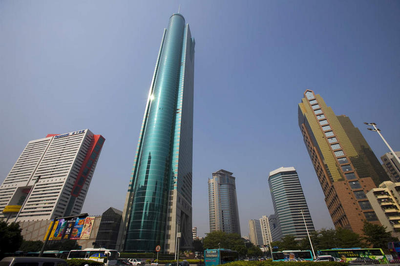 无人,家,高楼大厦,横图,室外,白天,仰视,旅游,度假,植物,窗户,落地窗,标志建筑,大厦,地标,建筑,摩天大楼,深圳,中国,亚洲,一排,许多,阴影,整齐,并列,并排,光线,影子,房屋,屋子,很多,娱乐,建设,楼房,玻璃窗,住宅,树,树木,排列,蓝色,绿色,倒影,蓝天,天空,阳光,自然,天,享受,休闲,旅游胜地,放松,生长,晴朗,成长,倒映,队列,平行,玻璃幕墙,地王大厦,东亚,广东,鹏城,广东省,万里无云,中华人民共和国,华南地区,粤,深圳市,反照,晴空,晴空万里,彩图,低角度拍摄,房子,大楼,高层建筑,高楼,摩天楼,罗湖区,信兴广场,深圳地王大厦