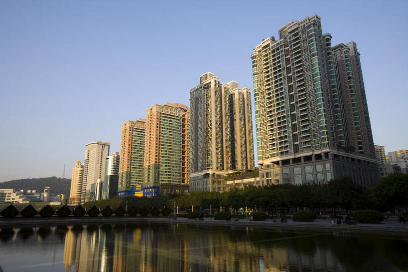 无人,高楼大厦,广场,横图,室外,白天,仰视,旅游,度假,植物,窗户,落地窗,标志建筑,大厦,地标,建筑,摩天大楼,深圳,中国,亚洲,一排,许多,阴影,整齐,并列,并排,光线,影子,池塘,水池,很多,娱乐,建设,玻璃窗,树,树木,排列,蓝色,绿色,倒影,蓝天,天空,阳光,自然,天,享受,休闲,旅游胜地,放松,生长,晴朗,成长,倒映,队列,平行,玻璃幕墙,中信城市广场,东亚,广东,鹏城,广东省,中信广场,万里无云,中华人民共和国,华南地区,粤,深圳市,反照,晴空,晴空万里,彩图,低角度拍摄,大楼,高层建筑,高楼,摩天楼