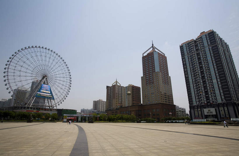 无人,体育馆,游乐园,高楼大厦,运动场,横图,室外,白天,仰视,旅游,度假,游戏,植物,窗户,落地窗,标志建筑,大厦,道路,地标,建筑,路,摩天大楼,游乐场,中国,亚洲,一排,许多,阴影,整齐,并列,并排,光线,影子,摩天轮,小路,交通,很多,玩,娱乐,建设,体育场,玻璃窗,树,树木,排列,蓝色,绿色,蓝天,天空,阳光,自然,天,享受,休闲,旅游胜地,放松,游乐设施,生长,晴朗,成长,活动,队列,发泄,消遣,智力,平行,玻璃幕墙,东亚,湖南,湖南省,万里无云,费里斯大转轮,中华人民共和国,省会,宣泄,运动馆,乐园,华中地区,长沙,长沙市,湘,主题公园,游艺设施,晴空,晴空万里,玩耍,嬉戏,彩图,低角度拍摄,大楼,高层建筑,高楼,摩天楼,人造公园,主题乐园,芙蓉区,贺龙体育场,湖南省劳动人民体育场