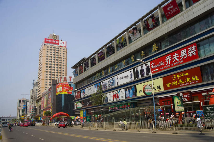 无人,高楼大厦,商店,栏杆,横图,室外,白天,仰视,购物,度假,消费,美景,窗户,城市风光,超市,城市,大厦,道路,建筑,路,摩天大楼,商场,公路,汽车,中国,亚洲,一排,许多,阴影,整齐,并列,并排,光线,影子,景观,云,云朵,围栏,分界线,停车线,交通,很多,云彩,娱乐,护栏,玻璃窗,车,排列,蓝色,白云,蓝天,天空,阳光,交通工具,轿车,天,享受,休闲,景色,放松,金融,百货,晴朗,车行道,车行道分界线,黑,队列,载具,标线,平行,选购,贸易,百货公司,东亚,车行线,黑龙江,黑龙江省,中华人民共和国,血拼,东北地区,牡丹江,牡丹江市,晴空,马路,彩图,低角度拍摄,大楼,高层建筑,高楼,购物商场,购物中心,摩天楼,商业中心