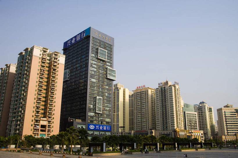 无人,家,高楼大厦,栏杆,横图,室外,白天,仰视,度假,美景,植物,窗户,落地窗,城市风光,城市,大厦,道路,建筑,路,摩天大楼,公路,中国,亚洲,一排,许多,阴影,整齐,并列,并排,光线,影子,房屋,屋子,景观,围栏,分界线,停车线,交通,很多,娱乐,护栏,楼房,玻璃窗,住宅,树,树木,排列,蓝色,绿色,蓝天,天空,阳光,自然,天,享受,休闲,景色,放松,生长,晴朗,成长,广西,车行道,车行道分界线,队列,标线,平行,玻璃幕墙,东亚,车行线,南宁,万里无云,广西壮族自治区,首府,中华人民共和国,桂,华南地区,南宁市,晴空,晴空万里,马路,彩图,低角度拍摄,房子,大楼,高层建筑,高楼,摩天楼