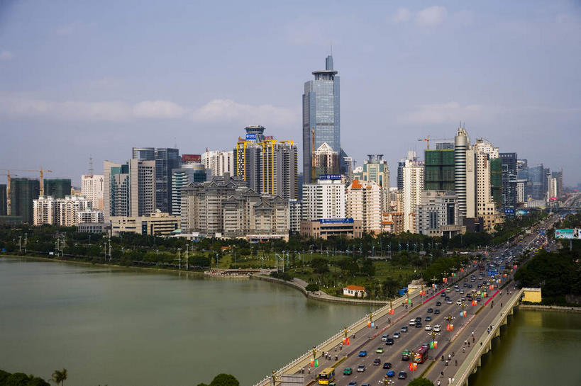 无人,高楼大厦,横图,俯视,室外,白天,度假,河流,美景,树林,水,植物,窗户,城市风光,城市,大桥,大厦,建筑,路灯,摩天大楼,桥梁,汽车,照明,中国,亚洲,一排,许多,阴影,整齐,光线,影子,墙,河水,景观,水流,云,云朵,建筑群,桥,灯光,分界线,停车线,很多,云彩,娱乐,建设,玻璃窗,墙壁,墙面,车,灯,树,树木,排列,蓝色,绿色,白云,蓝天,天空,阳光,自然,交通工具,轿车,天,享受,休闲,景色,放松,生长,晴朗,成长,广西,车行道,车行道分界线,照亮,照明设备,队列,载具,标线,东亚,车行线,南宁,跨线桥,广西壮族自治区,首府,中华人民共和国,桂,华南地区,南宁市,晴空,彩图,高角度拍摄,大楼,高层建筑,高楼,摩天楼,金湖广场,埌东,五象广场