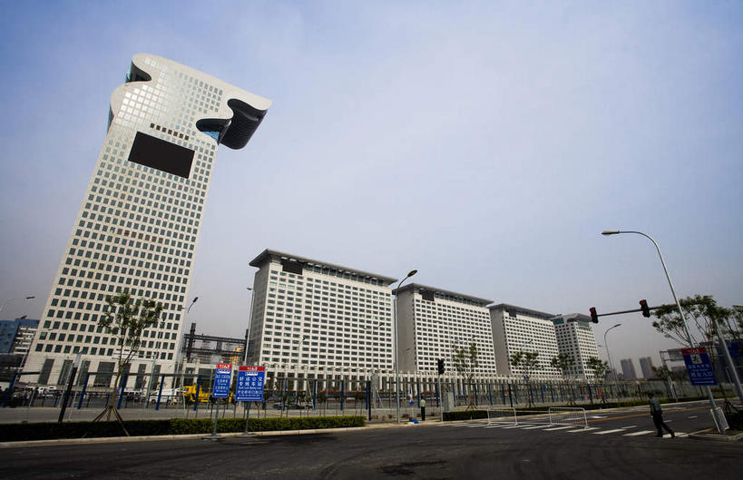 无人,宾馆,横图,室外,白天,仰视,度假,美景,树林,植物,窗户,落地窗,城市风光,城市,道路,酒店,路,路灯,人行横道,指示牌,公路,照明,北京,中国,亚洲,一排,许多,阴影,整齐,并列,并排,光线,标志,路标,影子,景观,人行道,灯光,交通,首都,很多,娱乐,标识,路牌,玻璃窗,灯,树,树木,排列,蓝色,绿色,蓝天,天空,阳光,自然,天,享受,休闲,景色,放松,生长,晴朗,成长,酒家,旅社,照亮,照明设备,队列,人行横道线,平行,玻璃幕墙,东亚,万里无云,中华人民共和国,北京市,京,北平,华北地区,朝阳区,晴空,晴空万里,斑马线,马路,彩图,低角度拍摄,客店,客栈,旅店,旅馆,商旅,盘古七星酒店,盘古大观