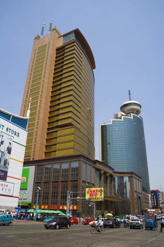 东方人,走,竖图,室外,白天,仰视,度假,美景,窗户,落地窗,城市风光,城市,道路,路,路灯,指示牌,公路,自行车,照明,中国,亚洲,一排,许多,行人,阴影,服装,整齐,并列,并排,光线,信息,标志,路标,影子,景观,灯光,交通,很多,许多人,注视,休闲装,黄种人,娱乐,标识,路牌,海报,路人,玻璃窗,广告,车,脚踏车,灯,排列,骑,衣服,蓝色,蓝天,天空,阳光,交通工具,轿车,天,观察,看,一群人,骑车,享受,休闲,休闲服,景色,放松,服饰,晴朗,观看,照亮,察看,照明设备,队列,关注,载具,宣传,平行,玻璃幕墙,东亚,吉林,吉林省,万里无云,中华人民共和国,东北地区,吉,过客,男人,男性,年轻男性,年轻女性,女人,女性,亚洲人,晴空,晴空万里,马路,步行,散步,走路,半身,彩图,低角度拍摄,招贴