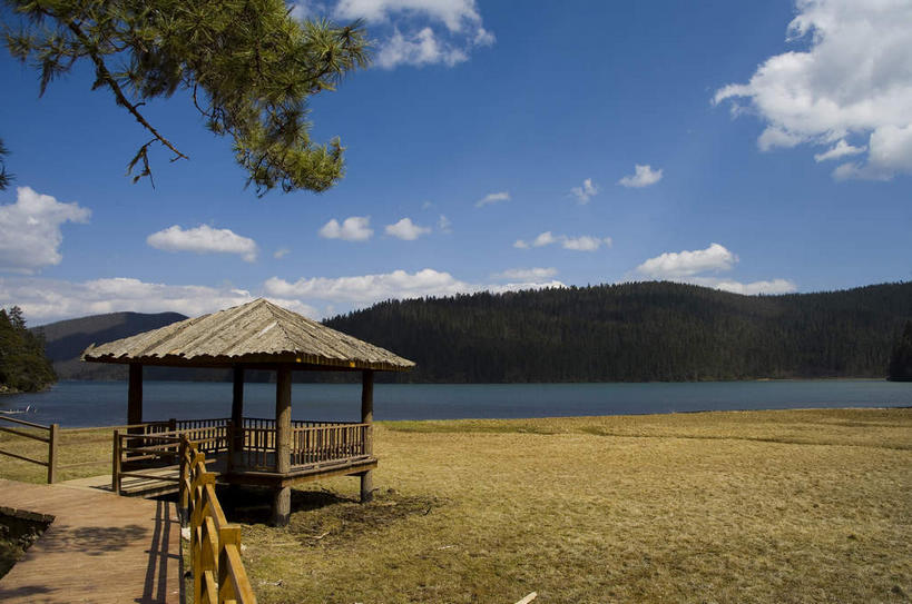 无人,公园,栏杆,横图,室外,白天,正面,旅游,度假,河流,美景,山,山脉,水,植物,道路,路,香格里拉,中国,亚洲,阴影,枯萎,光线,木制,影子,亭子,河水,景观,山峰,水流,云,云朵,围栏,小路,枯草,交通,山峦,云彩,娱乐,护栏,迪庆,云南,草,一个,黄色,蓝色,白云,蓝天,天空,阳光,自然,木制品,凉亭,群山,天,享受,休闲,景色,放松,乡间小路,晴朗,单个,国家公园,自然风光,东亚,中甸,迪庆藏族自治州,云南省,中华人民共和国,西南地区,滇,迪庆州,香格里拉县,普达措国家公园,晴空,彩图