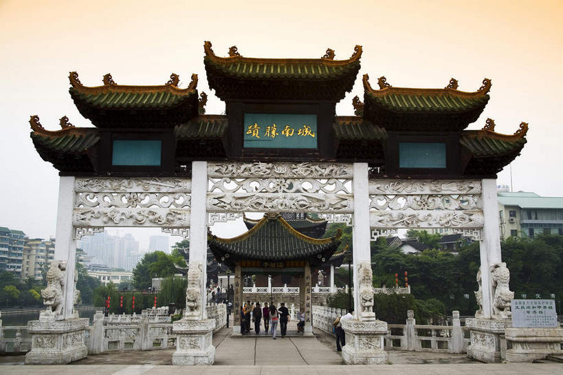 东方人,走,横图,室外,白天,仰视,旅游,度假,绘画,日落,植物,标志建筑,道路,地标,建筑,路,雕塑,中国,亚洲,一排,行人,服装,艺术,整齐,装饰,标志,雕刻,雕像,浮雕,瓦片,文字,柱子,字符,亭子,屋檐,晚霞,霞光,落日,牌坊,牌楼,小路,交通,四根,许多人,注视,休闲装,黄种人,文化,娱乐,标识,建设,檐,路人,石板路,树,树木,排列,衣服,绿色,自然,黄昏,工艺品,凉亭,观察,看,一群人,享受,休闲,休闲服,汉字,旅游胜地,彩霞,放松,服饰,生长,成长,观看,纪念,美术,祭祀,察看,队列,关注,中文,主题,表彰,荣誉,陈列,东亚,贵州,贵州省,贵阳,中华人民共和国,省会,黔,西南地区,贵阳市,功能,美学,国文,华文,荣耀,夕照,薄暮,过客,男人,男性,年轻男性,年轻女性,女人,女性,亚洲人,夕阳,步行,画画,散步,走路,半身,彩图,低角度拍摄,傍晚,浅浮雕,斜阳,传统文化,南明区,甲秀楼,飞檐