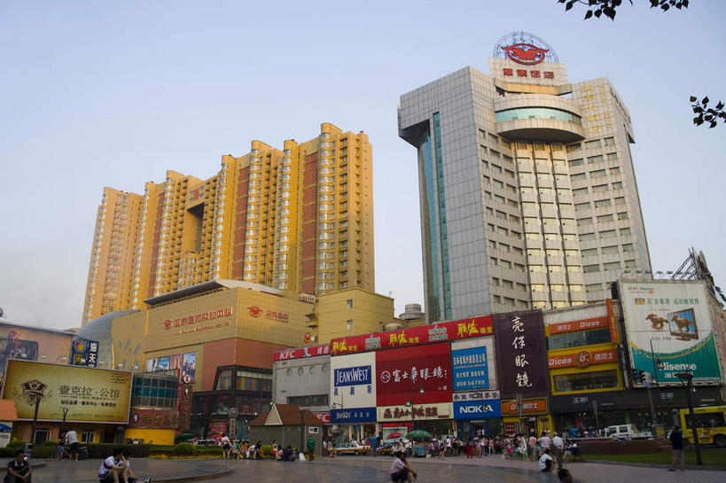 东方人,无人,宾馆,高楼大厦,走,横图,室外,白天,正面,度假,美景,城市风光,城市,大厦,道路,建筑,酒店,路,摩天大楼,公路,中国,亚洲,许多,行人,阴影,服装,光线,信息,英文,标志,广告牌,文字,影子,字符,字母,景观,交通,很多,许多人,注视,休闲装,黄种人,娱乐,标识,建设,海报,路人,广告,衣服,蓝色,蓝天,天空,阳光,天,观察,看,一群人,享受,休闲,休闲服,汉字,景色,放松,服饰,晴朗,观看,酒家,英文字母,旅社,察看,关注,中文,宣传,东亚,吉林,吉林省,长春,长春市,万里无云,中华人民共和国,省会,国文,华文,东北地区,吉,过客,男人,男性,年轻男性,年轻女性,女人,女性,亚洲人,晴空,晴空万里,马路,步行,散步,走路,彩图,大楼,高层建筑,高楼,客店,客栈,旅店,旅馆,摩天楼,商旅,招贴,长春亚泰饭店,南关区