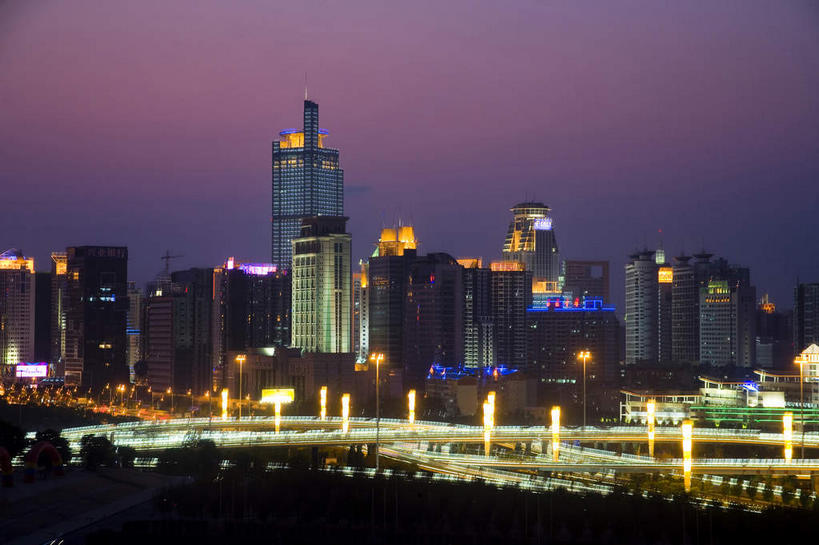 无人,高楼大厦,横图,俯视,彩色,室外,夜晚,度假,河流,美景,树林,水,植物,窗户,城市风光,城市,大桥,大厦,建筑,路灯,摩天大楼,霓虹灯,桥梁,照明,中国,亚洲,一排,阴影,整齐,光线,影子,墙,河水,景观,水流,建筑群,斜拉桥,桥,灯光,七彩,娱乐,光源,建设,霓虹,玻璃窗,墙壁,墙面,灯,树,树木,排列,绿色,自然,享受,休闲,景色,放松,生长,成长,广西,照亮,照明设备,队列,东亚,南宁,广西壮族自治区,首府,中华人民共和国,桂,华南地区,南宁市,氖灯,斜张桥,彩图,高角度拍摄,大楼,高层建筑,高楼,摩天楼,金湖广场,埌东,五象广场