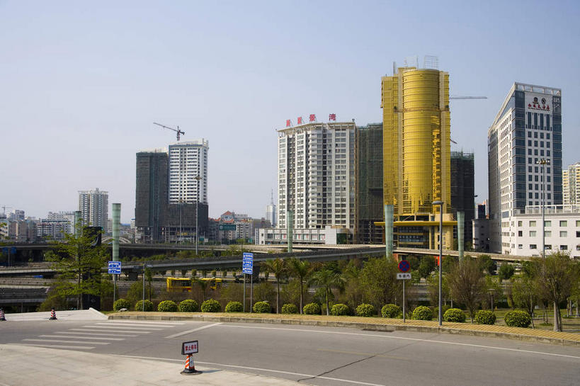 无人,高楼大厦,横图,室外,白天,仰视,度假,技术,美景,树林,植物,窗户,落地窗,城市风光,城市,大厦,道路,建筑,路,路灯,摩天大楼,人行横道,指示牌,公路,照明,中国,亚洲,一排,许多,阴影,整齐,并列,并排,光线,标志,路标,文字,影子,字符,景观,人行道,灯光,交通,很多,娱乐,设备,标识,建设,路牌,玻璃窗,灯,树,树木,排列,施工,蓝色,绿色,蓝天,天空,阳光,自然,天,享受,休闲,机械,起重机,金色,汉字,景色,放松,生长,晴朗,成长,广西,吊机,照亮,工程,照明设备,队列,中文,人行横道线,平行,玻璃幕墙,塔吊,东亚,南宁,万里无云,广西壮族自治区,首府,中华人民共和国,桂,华南地区,南宁市,国文,华文,晴空,晴空万里,斑马线,马路,彩图,低角度拍摄,大楼,高层建筑,高楼,摩天楼,青秀区,标准节,塔式起重机,展厦景湾