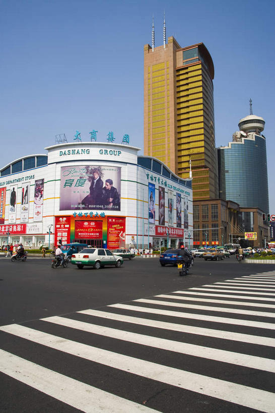东方人,高楼大厦,商店,走,竖图,室外,白天,仰视,购物,度假,消费,美景,窗户,落地窗,城市风光,超市,城市,大厦,道路,建筑,路,路灯,摩天大楼,人行横道,商场,公路,摩托车,照明,中国,亚洲,一排,许多,行人,阴影,服装,整齐,并列,并排,光线,信息,标志,文字,影子,字符,景观,人行道,灯光,交通,很多,许多人,注视,休闲装,黄种人,娱乐,标识,海报,路人,玻璃窗,广告,车,灯,排列,衣服,蓝色,蓝天,天空,阳光,交通工具,轿车,天,观察,看,一群人,享受,休闲,休闲服,金色,汉字,景色,放松,金融,百货,服饰,晴朗,观看,照亮,察看,照明设备,队列,关注,中文,载具,人行横道线,宣传,平行,选购,玻璃幕墙,贸易,百货公司,东亚,吉林,吉林省,万里无云,中华人民共和国,血拼,国文,华文,东北地区,吉,过客,男人,男性,年轻男性,年轻女性,女人,女性,亚洲人,晴空,晴空万里,斑马线,马路,步行,散步,走路,半身,彩图,低角度拍摄,大楼,高层建筑,高楼,购物商场,购物中心,摩天楼,商业中心,招贴
