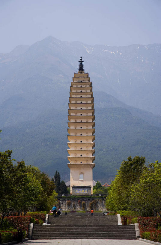 东方人,寺庙,走,竖图,室外,白天,仰视,旅游,度假,名胜古迹,森林,山,山脉,树林,植物,窗户,楼梯,标志建筑,地标,建筑,鸟,大理,中国,亚洲,行人,游客,游人,服装,节日,遗迹,鸟类,阶梯,墙,山峰,塔,山峦,许多人,燃烧,注视,休闲装,黄种人,古迹,文化,文物,娱乐,建设,古建筑,宝塔,云南,路人,旅客,佛塔,玻璃窗,墙壁,墙面,台阶,树,树木,衣服,黄色,绿色,自然,香火,庙宇,群山,观察,看,祈祷,一群人,享受,休闲,健康,休闲服,旅游胜地,放松,许愿,宗教,服饰,信仰,生长,成长,观看,纪念,祈求,察看,关注,古文明,东亚,云南省,中华人民共和国,西南地区,崇圣寺,崇圣寺三塔,滇,大理州,大理白族自治州,浮图,浮屠,过客,鹀,平安,男人,男性,年轻男性,年轻女性,女人,女性,亚洲人,步行,散步,走路,半身,彩图,低角度拍摄,庙,寺,带鹀,塔婆,浮图塔,浮头,佛图,大理崇圣寺,大理三塔,三塔,云南崇圣寺三塔