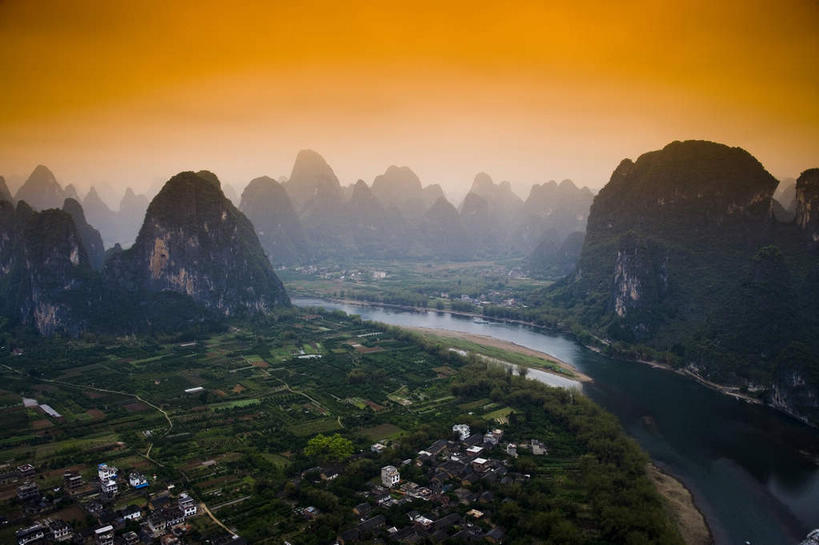 无人,家,横图,俯视,航拍,室外,白天,旅游,度假,河流,美景,日落,森林,山,山脉,树林,水,植物,桂林,中国,亚洲,曲折,弯曲,房屋,屋子,河水,景观,山峰,水流,晚霞,霞光,落日,山峦,娱乐,楼房,住宅,树,树木,绿色,倒影,自然,黄昏,群山,享受,休闲,景色,彩霞,放松,蜿蜒,生长,成长,广西,倒映,鸟瞰,自然风光,东亚,漓江,阳朔,广西壮族自治区,中华人民共和国,桂林市,桂,华南地区,夕照,反照,薄暮,阳朔县,兴坪,兴坪镇,夕阳,彩图,高角度拍摄,傍晚,房子,斜阳