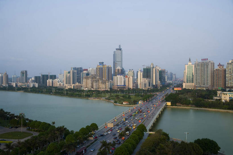 无人,高楼大厦,横图,俯视,室外,白天,度假,河流,美景,树林,水,植物,窗户,城市风光,城市,大桥,大厦,建筑,路灯,摩天大楼,桥梁,汽车,照明,中国,亚洲,一排,许多,阴影,整齐,光线,影子,墙,河水,景观,水流,建筑群,桥,灯光,分界线,停车线,很多,娱乐,建设,玻璃窗,墙壁,墙面,车,灯,树,树木,排列,蓝色,绿色,蓝天,天空,阳光,自然,交通工具,轿车,天,享受,休闲,景色,放松,生长,晴朗,成长,广西,车行道,车行道分界线,照亮,照明设备,队列,载具,标线,东亚,车行线,南宁,跨线桥,万里无云,广西壮族自治区,首府,中华人民共和国,桂,华南地区,南宁市,晴空,晴空万里,彩图,高角度拍摄,大楼,高层建筑,高楼,摩天楼,金湖广场,埌东,五象广场