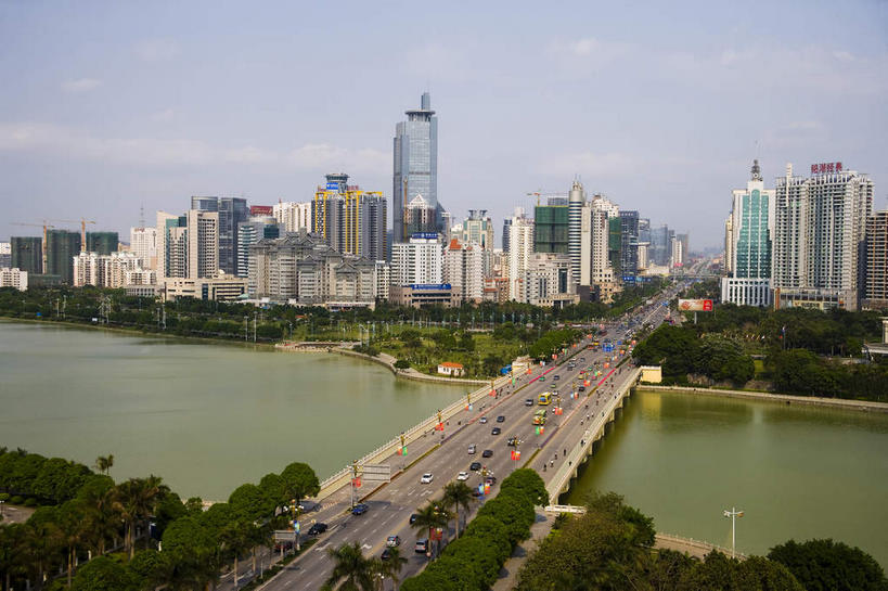 无人,高楼大厦,横图,俯视,室外,白天,度假,河流,美景,树林,水,植物,窗户,城市风光,城市,大桥,大厦,建筑,路灯,摩天大楼,桥梁,汽车,照明,中国,亚洲,一排,许多,阴影,整齐,光线,影子,墙,河水,景观,水流,云,云朵,建筑群,桥,灯光,分界线,停车线,很多,云彩,娱乐,建设,玻璃窗,墙壁,墙面,车,灯,树,树木,排列,蓝色,绿色,白云,蓝天,天空,阳光,自然,交通工具,轿车,天,享受,休闲,景色,放松,生长,晴朗,成长,广西,车行道,车行道分界线,照亮,照明设备,队列,载具,标线,东亚,车行线,南宁,跨线桥,广西壮族自治区,首府,中华人民共和国,桂,华南地区,南宁市,晴空,彩图,高角度拍摄,大楼,高层建筑,高楼,摩天楼,金湖广场,埌东,五象广场