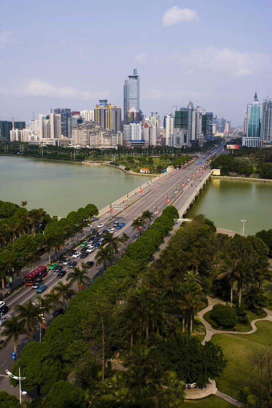 无人,家,高楼大厦,竖图,俯视,室外,白天,度假,河流,美景,水,植物,窗户,落地窗,城市风光,城市,大桥,大厦,道路,建筑,路,摩天大楼,桥梁,公路,汽车,中国,亚洲,一排,许多,阴影,整齐,并列,并排,光线,影子,房屋,屋子,河水,景观,水流,云,云朵,桥,分界线,停车线,交通,很多,云彩,娱乐,楼房,玻璃窗,住宅,车,树,树木,排列,蓝色,绿色,白云,蓝天,天空,阳光,自然,交通工具,轿车,天,享受,休闲,景色,放松,生长,晴朗,成长,广西,车行道,车行道分界线,队列,载具,标线,平行,玻璃幕墙,东亚,车行线,南宁,跨线桥,广西壮族自治区,首府,中华人民共和国,桂,华南地区,南宁市,晴空,马路,彩图,高角度拍摄,房子,大楼,高层建筑,高楼,摩天楼