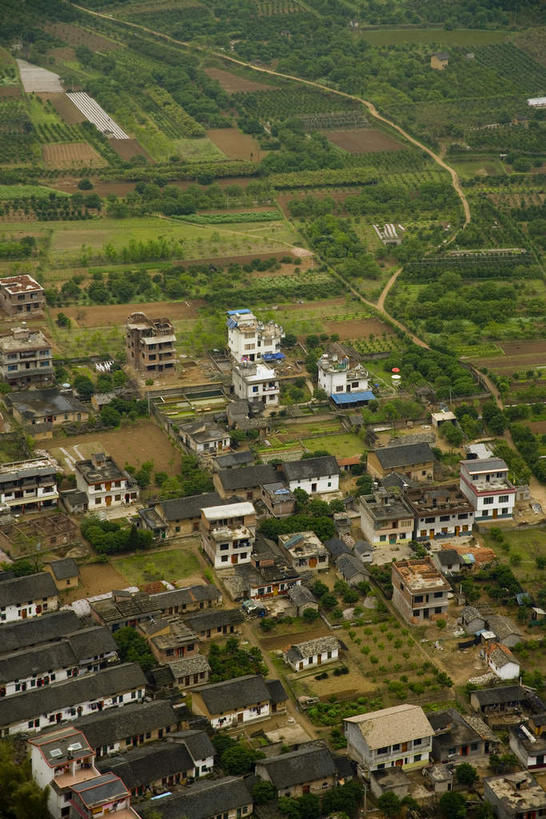 无人,家,竖图,俯视,航拍,室外,白天,旅游,度假,草地,草坪,美景,植物,城市风光,城市,建筑,桂林,中国,亚洲,阴影,光线,瓦片,影子,房屋,屋顶,屋檐,屋子,景观,公寓,建筑群,顶棚,娱乐,建设,洋房,楼房,檐,住宅,草,树,树木,绿色,阳光,自然,享受,休闲,景色,放松,生长,成长,广西,鸟瞰,东亚,阳朔,广西壮族自治区,中华人民共和国,桂林市,桂,华南地区,阳朔县,兴坪,兴坪镇,彩图,高角度拍摄,房子