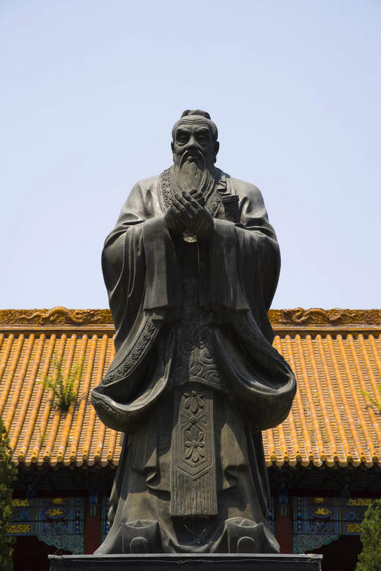 东方人,一个人,无人,寺庙,站,竖图,室外,白天,仰视,旅游,度假,名胜古迹,标志建筑,地标,建筑,雕塑,中国,亚洲,仅一个男性,仅一个人,阴影,服装,节日,遗迹,艺术,装饰,光线,雕刻,雕像,瓦片,影子,屋顶,屋檐,燃烧,顶棚,黄种人,古迹,文化,文物,娱乐,建设,古建筑,檐,一个,衣服,蓝色,蓝天,天空,阳光,香火,工艺品,庙宇,天,祈祷,站着,仅一个老年男性,享受,休闲,健康,旅游胜地,放松,许愿,宗教,服饰,信仰,晴朗,单个,纪念,祈求,美术,衣着,穿着,主题,陈列,古文明,东亚,吉林,吉林省,儒家,文庙,孔子,万里无云,中华人民共和国,功能,美学,东北地区,吉,教育家,思想家,政治家,衣饰,孔丘,孔圣人,孔仲尼,仲尼,社会活动家,文学家,万世师表,至圣,至圣先师,平安,老年男性,男人,男性,亚洲人,晴空,晴空万里,站立,半身,彩图,低角度拍摄,庙,寺,吉林市,昌邑区,吉林文庙