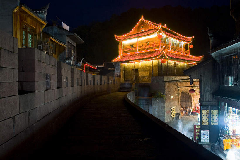 无人,横图,彩色,室外,夜晚,正面,旅游,度假,名胜古迹,标志建筑,道路,地标,建筑,路,霓虹灯,夜景,中国,亚洲,阴影,遗迹,光线,凤凰,瓦片,影子,墙,屋顶,屋檐,小路,灯光,七彩,交通,顶棚,古迹,文物,娱乐,光源,建设,城墙,古建筑,霓虹,檐,墙壁,墙面,灯,享受,休闲,旅游胜地,放松,城楼,坚硬,照明设备,防御,古文明,东亚,湖南,湘西,湖南省,凤凰古城,中华人民共和国,氖灯,门楼,华中地区,湘,湘西州,湘西土家族苗族自治州,坚固,凤凰县,彩图,凤凰古城千潭苗寨,山江镇