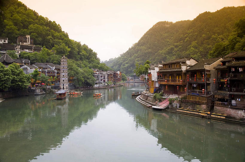 无人,家,横图,室外,白天,正面,旅游,度假,河流,名胜古迹,日落,山,山脉,水,植物,标志建筑,地标,建筑,中国,亚洲,遗迹,凤凰,房屋,屋子,河水,山峰,水流,晚霞,霞光,落日,山峦,古迹,文物,娱乐,建设,古建筑,楼房,树,树木,绿色,倒影,自然,黄昏,群山,享受,休闲,旅游胜地,彩霞,放松,生长,成长,倒映,古文明,东亚,湖南,湘西,湖南省,凤凰古城,中华人民共和国,华中地区,湘,湘西州,湘西土家族苗族自治州,夕照,反照,薄暮,凤凰县,夕阳,彩图,傍晚,房子,斜阳,凤凰古城千潭苗寨,山江镇