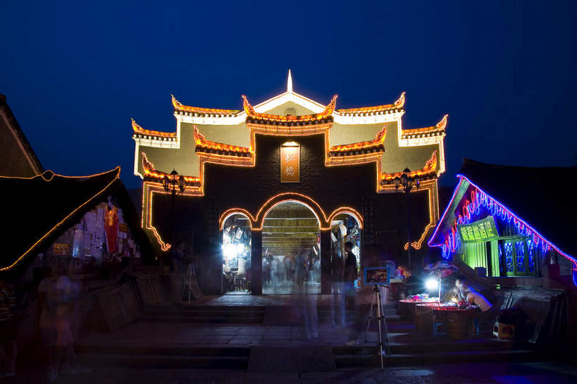 无人,横图,彩色,室外,夜晚,正面,旅游,度假,标志建筑,道路,地标,建筑,路,霓虹灯,中国,亚洲,阴影,光线,凤凰,瓦片,影子,屋檐,拱门,牌坊,牌楼,小路,灯光,七彩,交通,文化,娱乐,光源,建设,霓虹,檐,灯,享受,休闲,旅游胜地,放松,纪念,祭祀,照明设备,表彰,荣誉,东亚,湖南,湘西,湖南省,凤凰古城,中华人民共和国,氖灯,荣耀,华中地区,湘,湘西州,湘西土家族苗族自治州,凤凰县,彩图,传统文化,凤凰古城千潭苗寨,山江镇