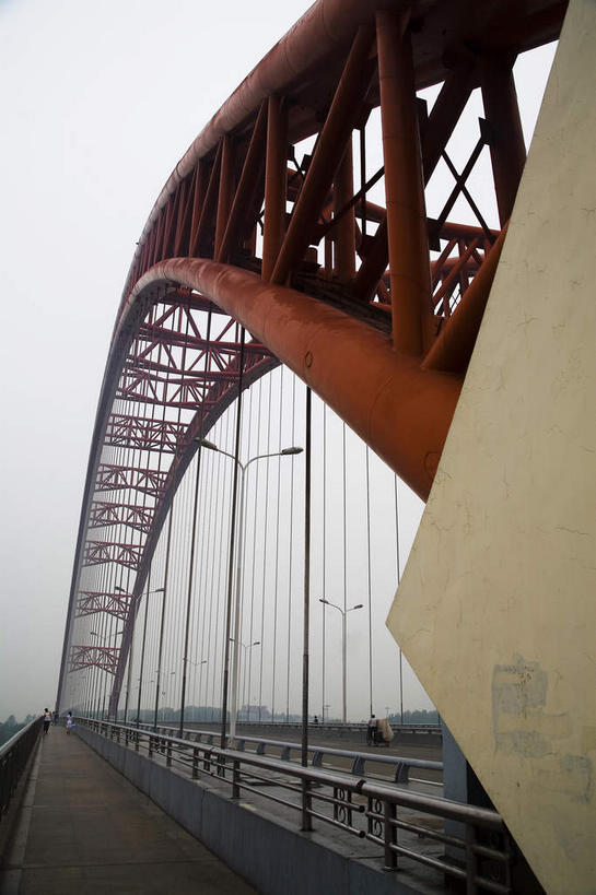 无人,栏杆,竖图,室外,白天,正面,旅游,度假,标志建筑,道路,地标,建筑,路,公路,武汉,中国,亚洲,乌云,云,阴天,云朵,围栏,桥,分界线,停车线,交通,云彩,娱乐,建设,护栏,架子,红色,天空,天,享受,休闲,旅游胜地,放松,吊桥,人行桥,车行道,车行道分界线,支撑,悬索桥,固定,昏暗,阴沉,标线,吊杆,东亚,车行线,湖北,湖北省,武汉市,汉口,汉阳,中华人民共和国,省会,华中地区,鄂,锚锭,悬索,马路,彩图,东方芝加哥,汉阳区,江汉三桥,晴川桥